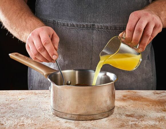 Когда карамель станет достаточно темной, добавьте апельсиновый сок.