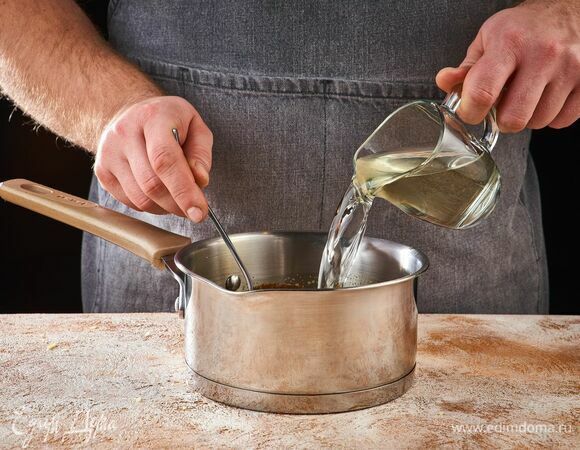 Влейте вино, не забывая постоянно помешивать. Увеличьте огонь и доведите до кипения. Уваривайте соус около 5 минут, не переставая помешивать.