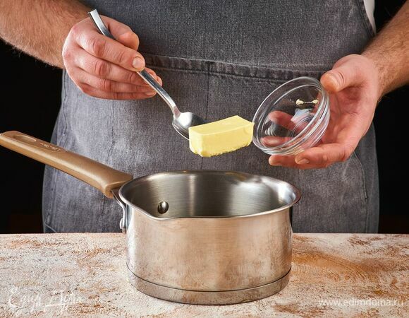 Добавьте маленькими кусочками холодное сливочное масло, тщательно вмешивая в соус. Добавьте щепотку соли. Соус готов!