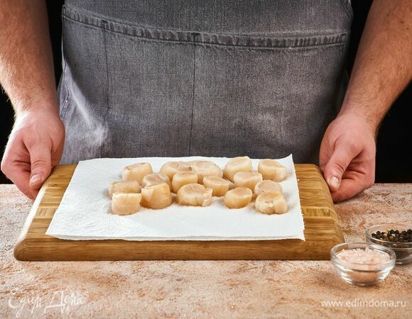 Гребешки обсушите бумажным полотенцем. Посолите и поперчите.