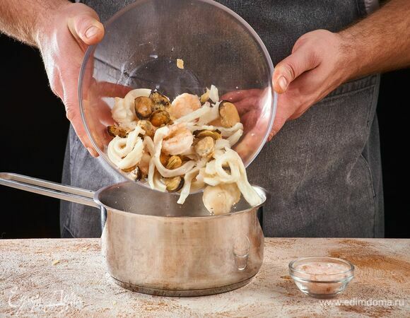 Отварите в подсоленной воде. Слейте жидкость и чуть обсушите морепродукты бумажным полотенцем.