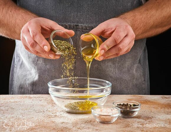 Приготовьте заправку. В чашке соедините мед, прованские травы, соль и перец.