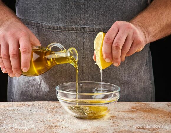 Добавьте лимонный сок и оливковое масло. Перемешайте.