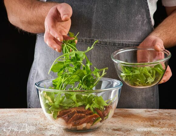 В салатник выложите морепродукты, томаты, огурец, грушу и руколу.