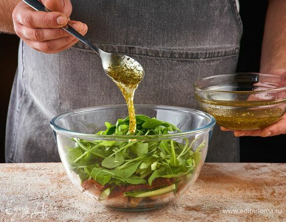 Добавьте заправку и перемешайте.