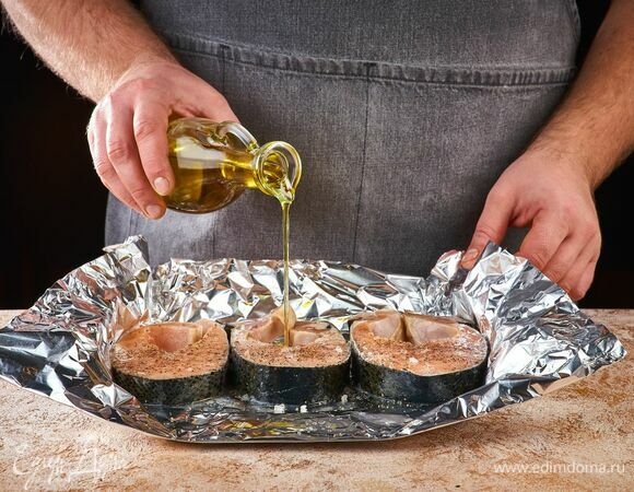 Полейте оливковым маслом. Запекайте в духовке около 20 минут при 180°C. Затем остудите.