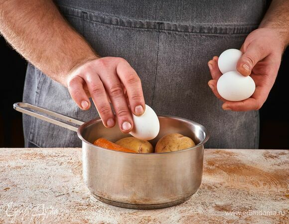 Отварите картофель и морковь. Яйца сварите вкрутую.