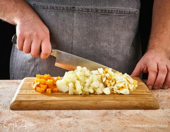 Все почистите и мелко нарежьте.