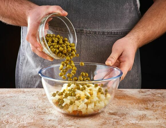 Выложите измельченные ингредиенты в салатник.