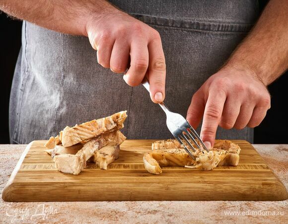 У запеченной рыбы удалите кости, кожу. Нарежьте кубиками.