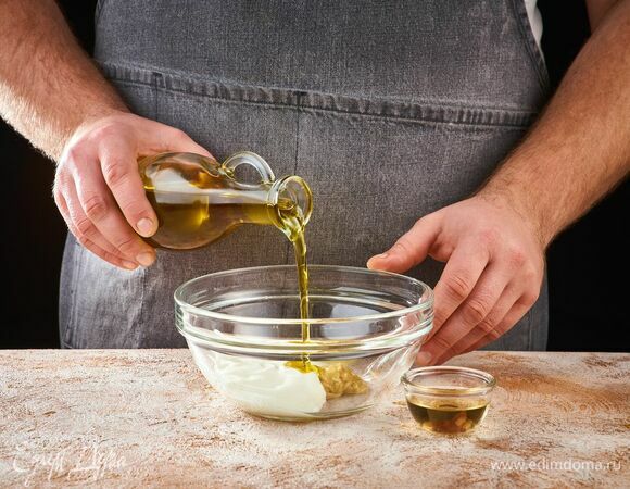 Смешайте ингредиенты для заправки.