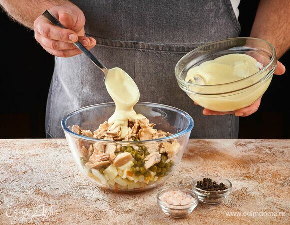 Выложите рыбу в салатник. Немного посолите, заправьте и перемешайте. 