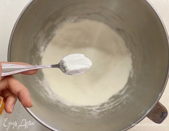 Просеять в чашу муку и разрыхлитель.