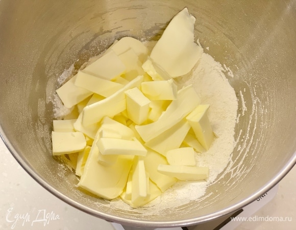 Добавить мягкое масло.