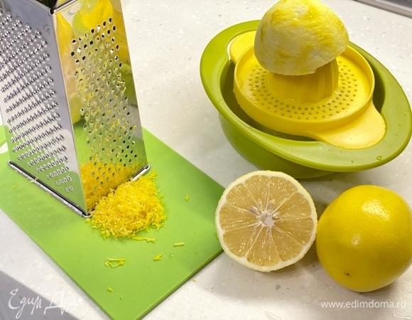 Натереть цедру с двух лимонов и выжать 40 г сока.