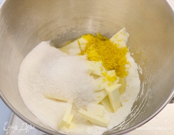 Добавить сахар, сок и цедру.