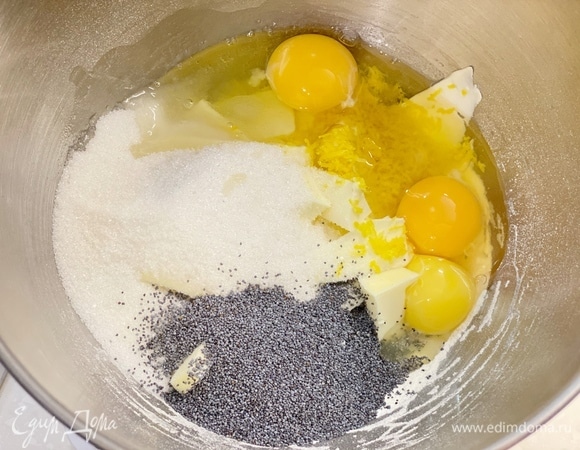 Добавить яйца и 30 г мака.