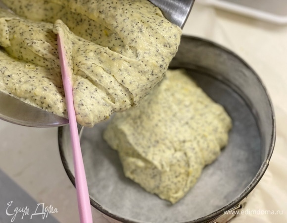 Тщательно взбить миксером. Переложить тесто в форму размером 20 см, застеленную пергаментом. По стенкам формы сделать французскую рубашку.