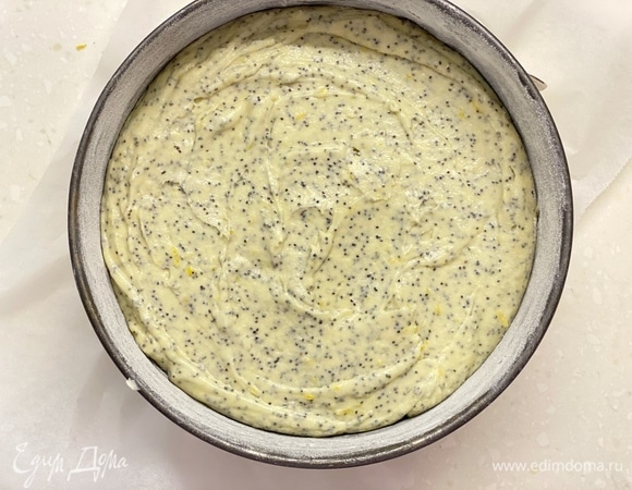 Разровнять верх. Выпекать при 170°C около 30–40 минут. Ориентироваться на сухую шпажку при прокалывании.