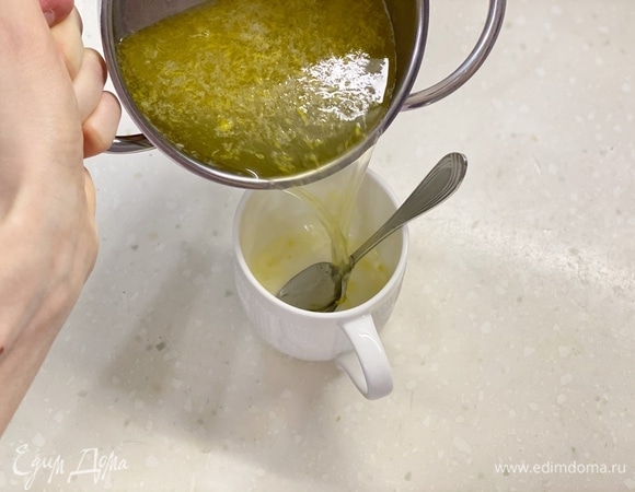 Переложить все в сотейник и варить на среднем огне, пока сахар не растворится. Перелить готовый сироп в чашку.