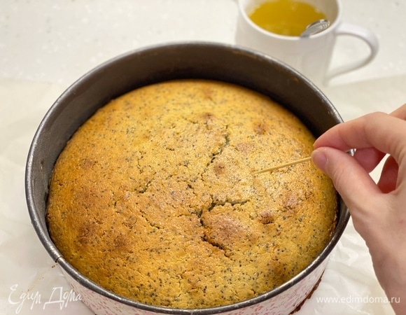 Готовый кекс проколоть зубочисткой по всей поверхности.