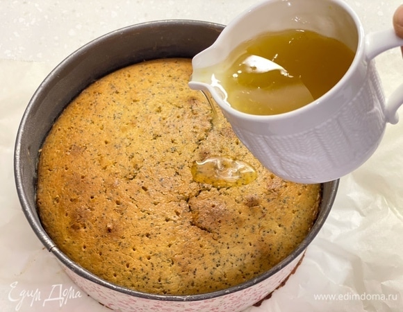 Аккуратно полить сиропом. Если вы хотите, чтобы кекс получился очень влажным, не жалейте сиропа.