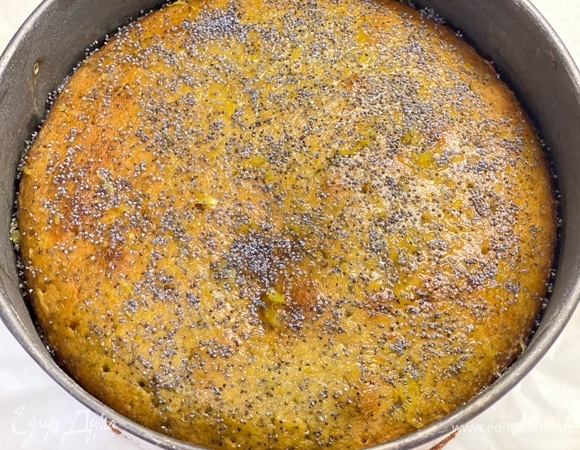 Для украшения можно сверху посыпать маком, он моментально прилипнет. Дать кексу полностью остыть и затем достать его из формы.