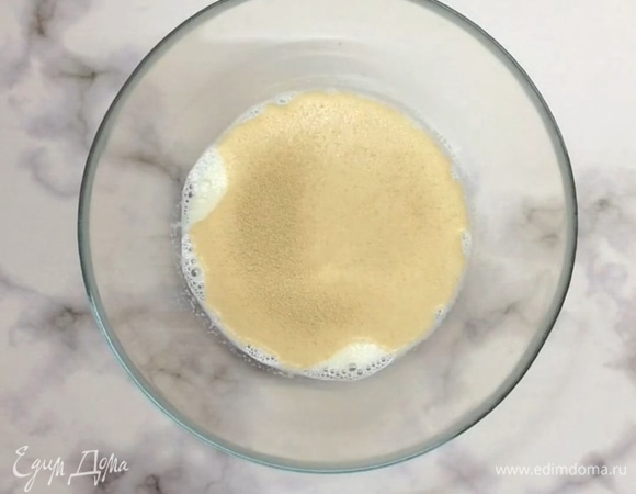 Готовим тесто. В теплое молоко добавляем сахар и дрожжи, оставляем на 10 минут.