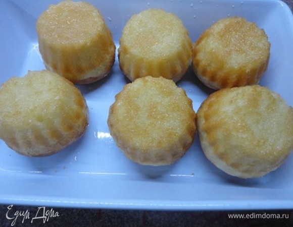 Пока булочки пекутся, варим сироп. В сотейнике смешиваем сахар и воду, ставим на огонь и доводим до кипения. В самом конце добавляем 1 мл ароматизатора. Достаем булочки из духовки, перекладываем в форму и поливаем теплым сиропом.