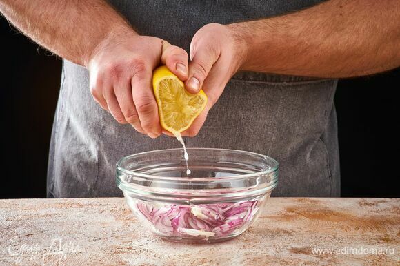 Выжмите сок из половины лимона. Замаринуйте лук в соке.