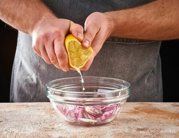 Выжмите сок из половины лимона. Замаринуйте лук в соке.