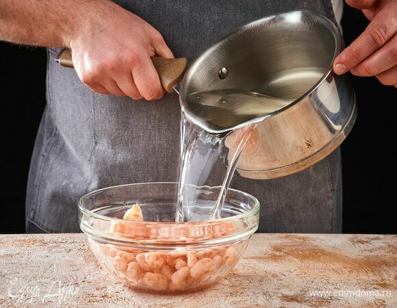 Залейте креветки кипятком на 2 минуты, чтобы разморозить.