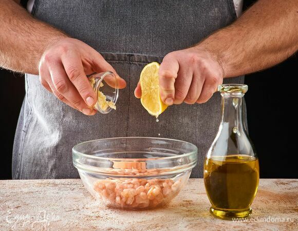 В размороженные креветки добавьте рубленый чеснок, сок половинки лимона. Сбрызните оливковым маслом.