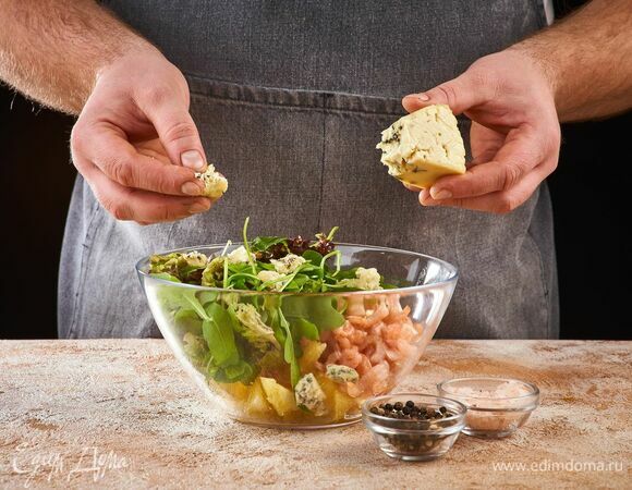 Соберите салат: в тарелку выложите салатный микс, маринованный лук, кусочки апельсина, креветки, порвите на кусочки дорблю и посыпьте кедровыми орехами.