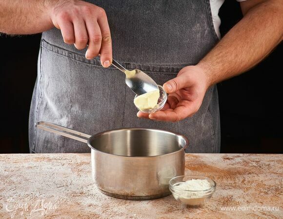 В сотейнике на среднем огне растопите сливочное масло, добавьте муку и слегка поджарьте.