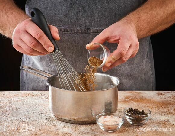 После закипания соуса добавьте щепотку мускатного ореха.