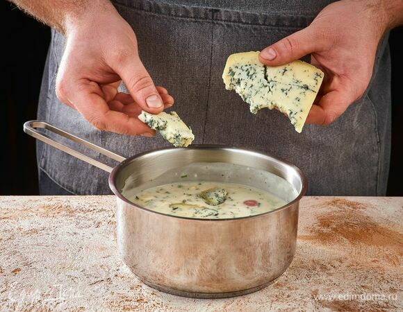 Добавьте горгондзоллу, аккуратно перемешайте и через пару минут уберите с огня.