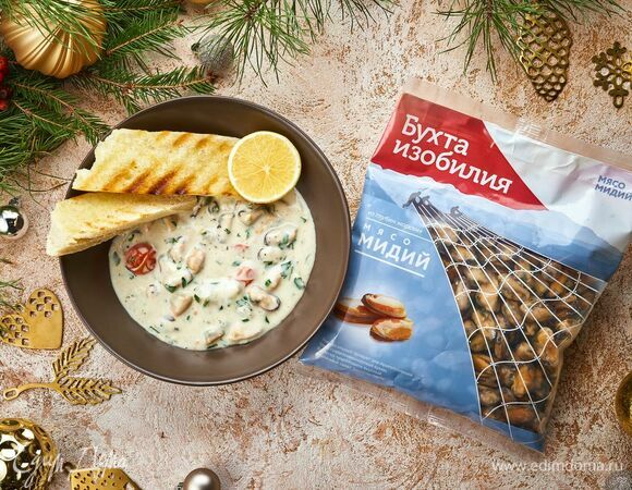 Подавайте мидии с гренками.