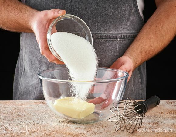 Сливочное масло комнатной температуры разотрите с сахаром.