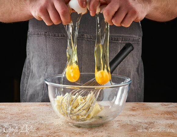 Добавьте яйца, и все слегка взбейте венчиком.