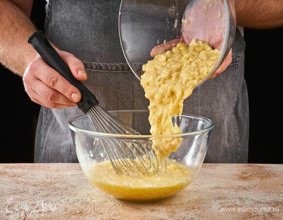 Добавьте к основной массе и перемешайте.