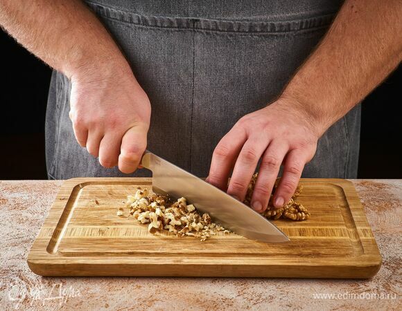 Грецкие орехи измельчите.