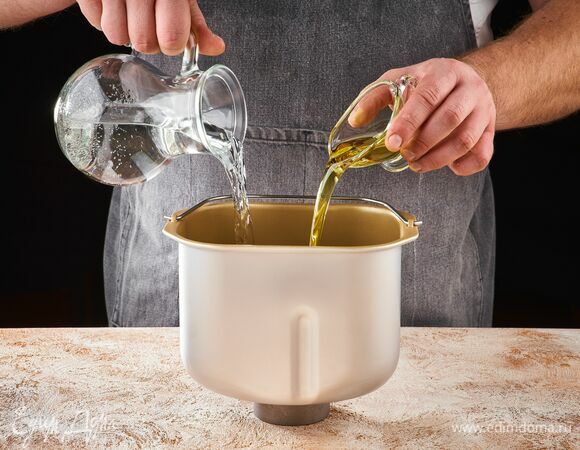 В чашу хлебопечки STARWIND влейте воду и оливковое масло.