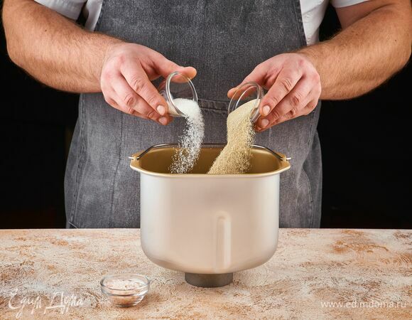 Добавьте дрожжи, сахар, соль.