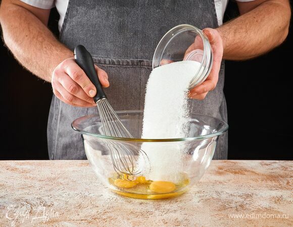 Яйца слегка взбейте с сахаром в миске.