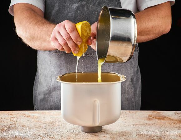 С апельсина снимите цедру, выжмите сок. Добавьте сок и растопленное сливочное масло к остальным ингредиентам.