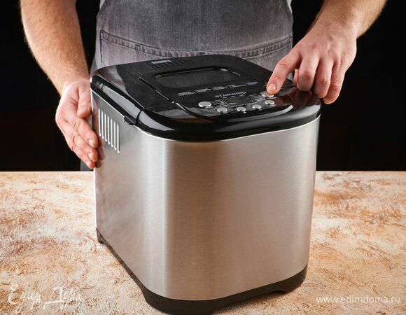 Установите чашу в хлебопечку и ключите программу «Кекс».