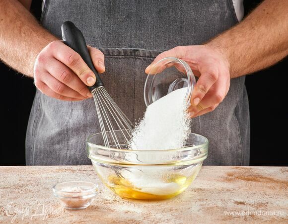 Яйца взбейте с сахаром и солью.
