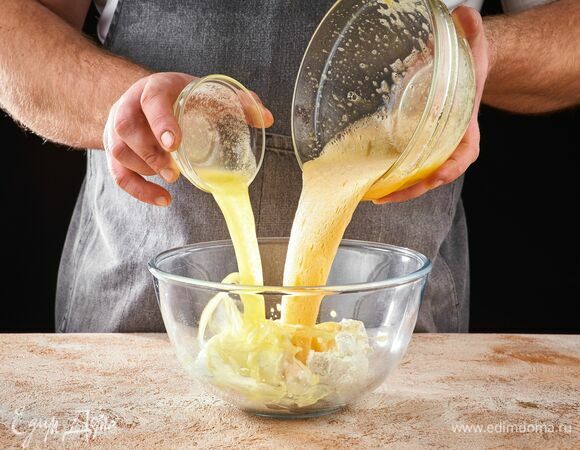 Творог выложите в глубокую миску. Добавьте к нему взбитые яйца и растопленное сливочное масло. Перемешайте.