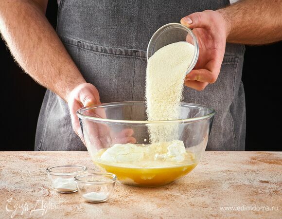 Добавьте манную крупу, разрыхлитель и ванилин, снова все перемешайте.
